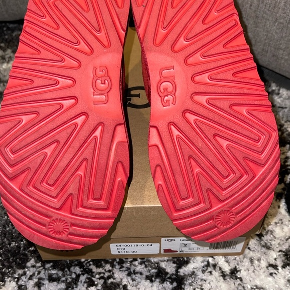 Little Girls Uggs Neumel Size 2 . Red. Like New condition. - Picture 6 of 6